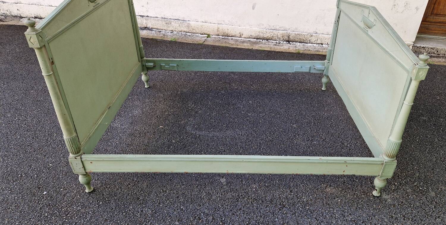 Lacquered Directory bed