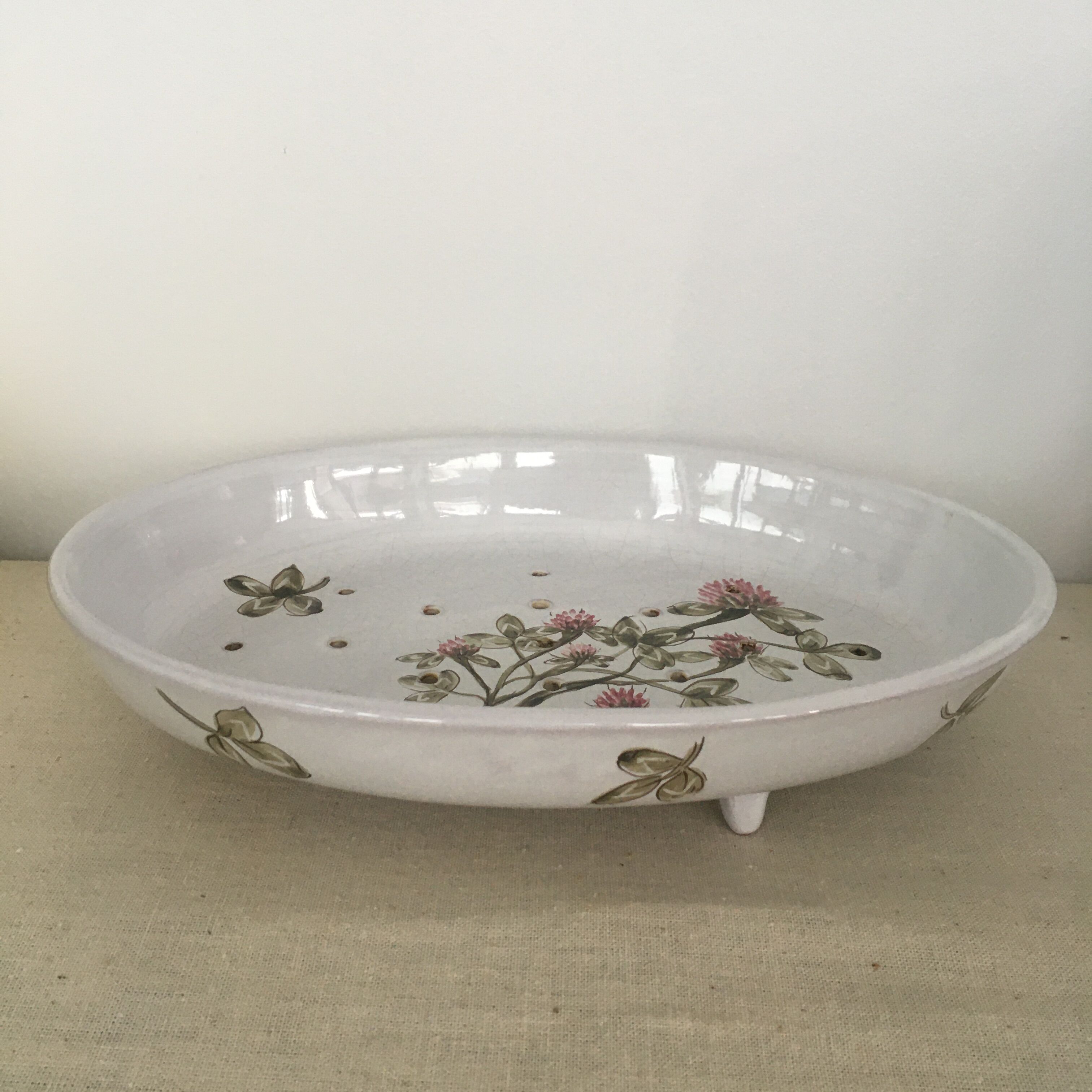 Flat fruit drainer on feet