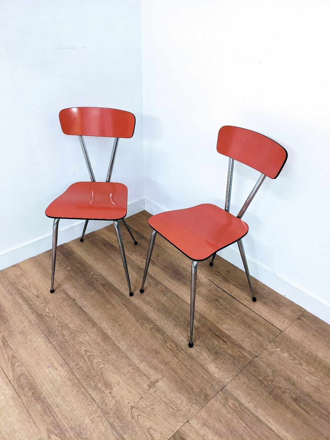 Paire de chaises en formica rouge