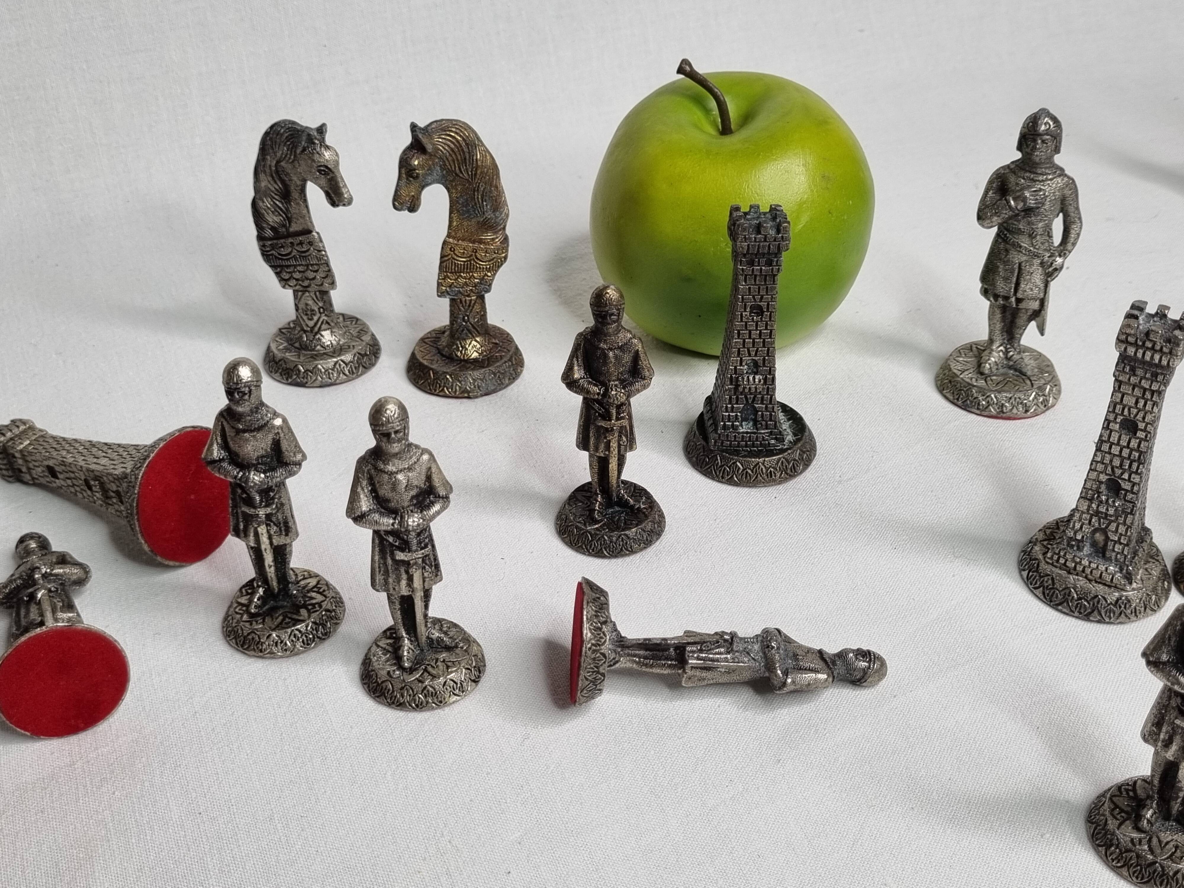 Vintage chess set in patinated metal alloy with a 39 cm chessboard from the 1980s.