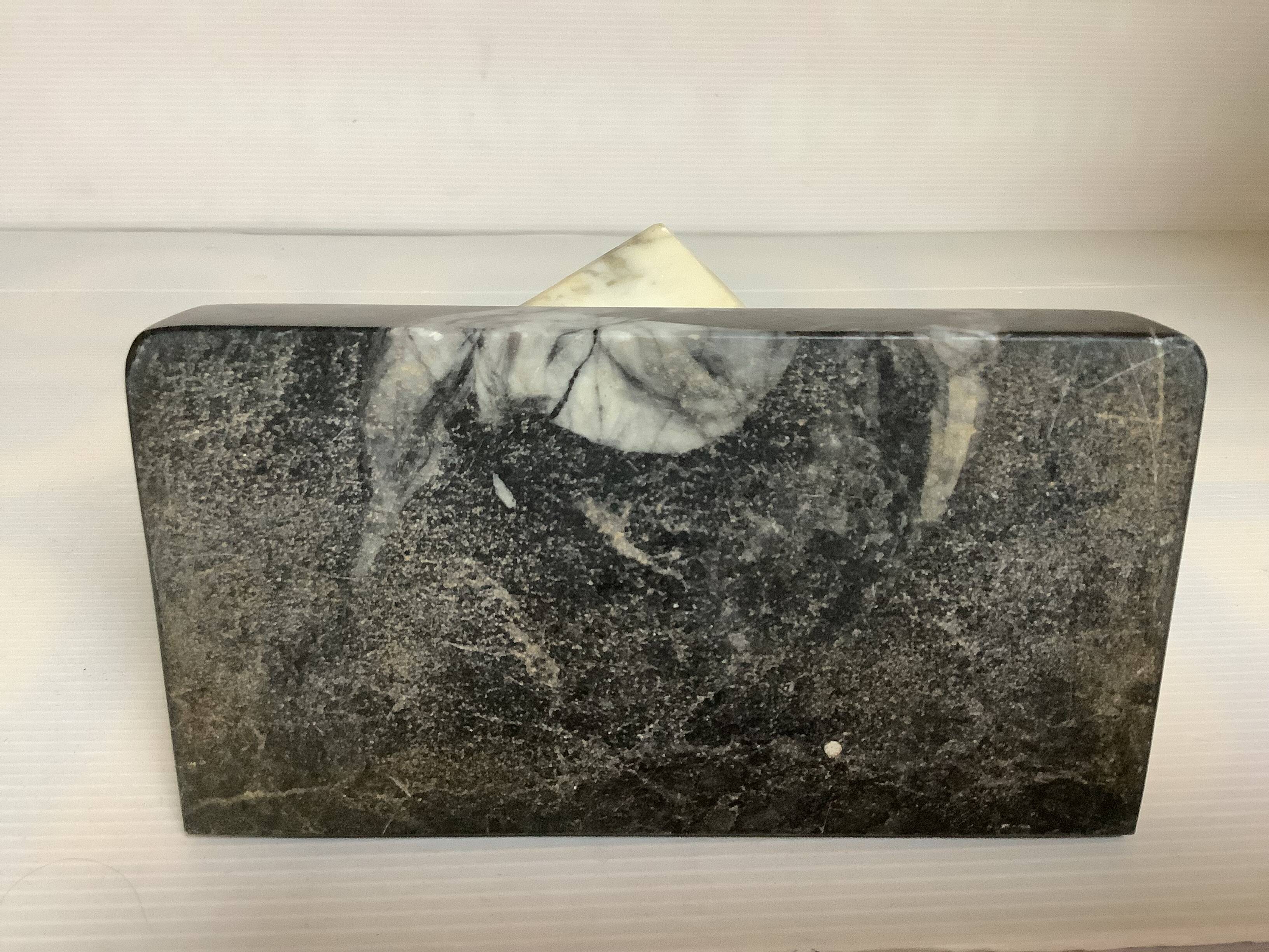 Un serre livre dés à jouer en marbre