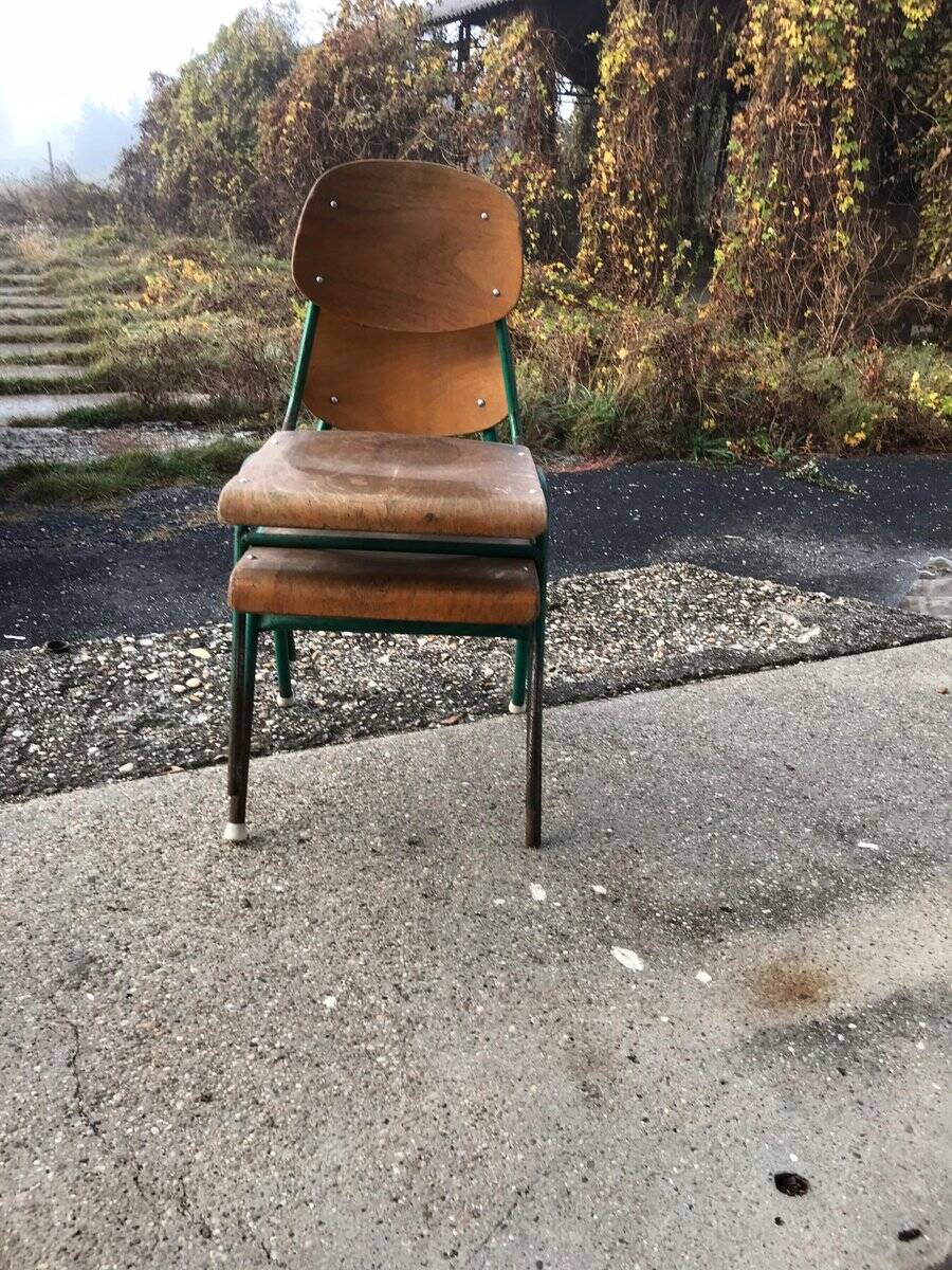 Set of 3 children's chairs from the 1960s in brown plywood with a green steel frame, school style.