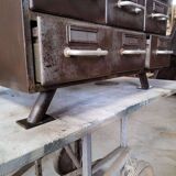 Meuble de métiers en métal