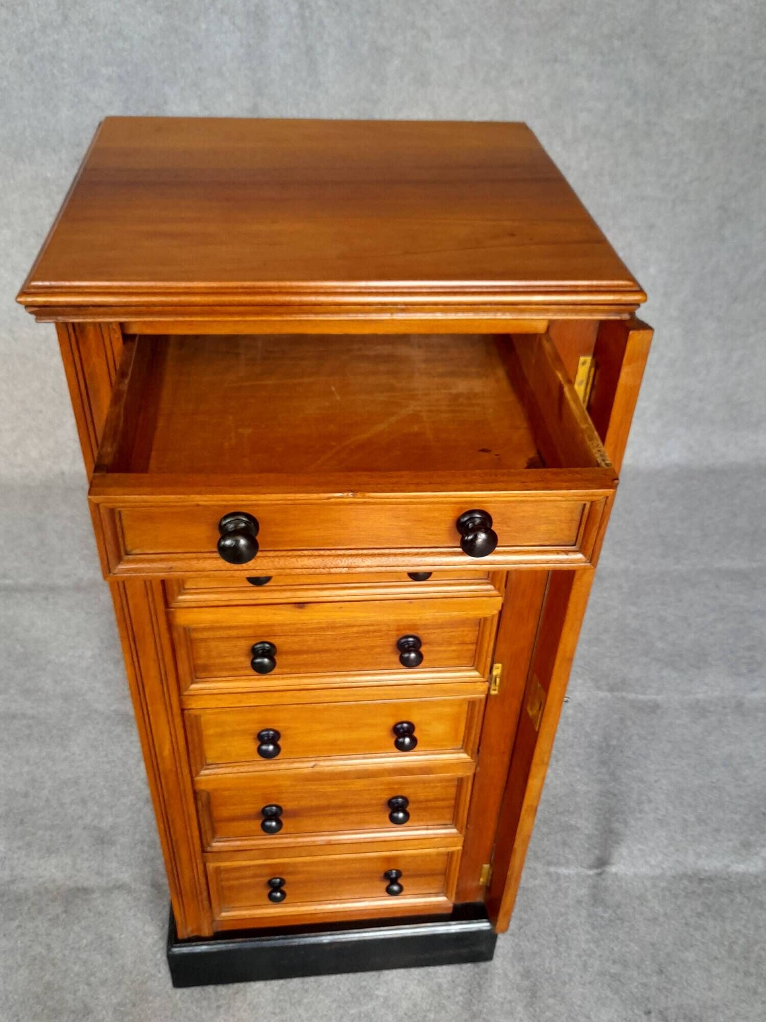 19th-century chest of drawers