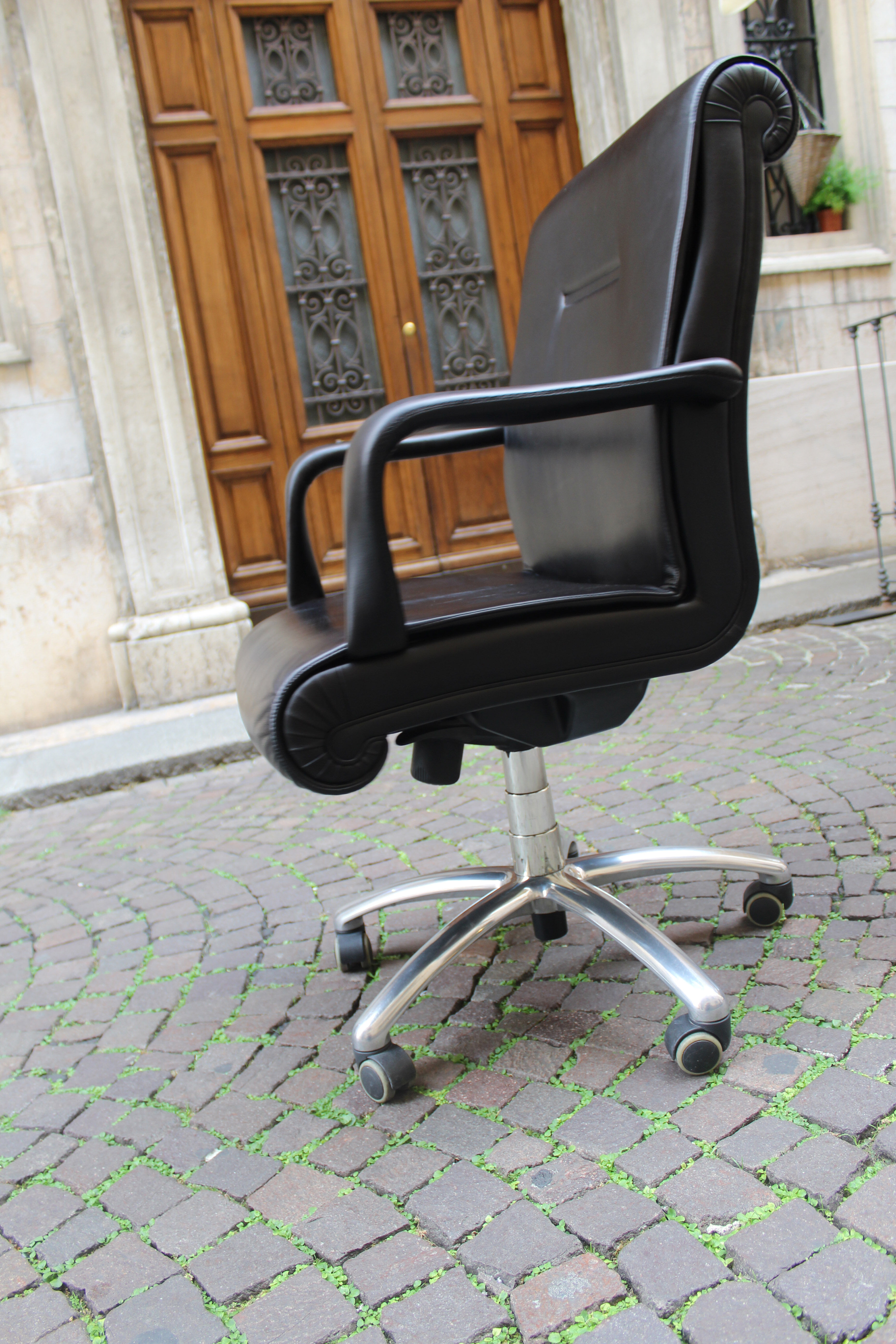Vintage executive desk chair from Poltona Frau