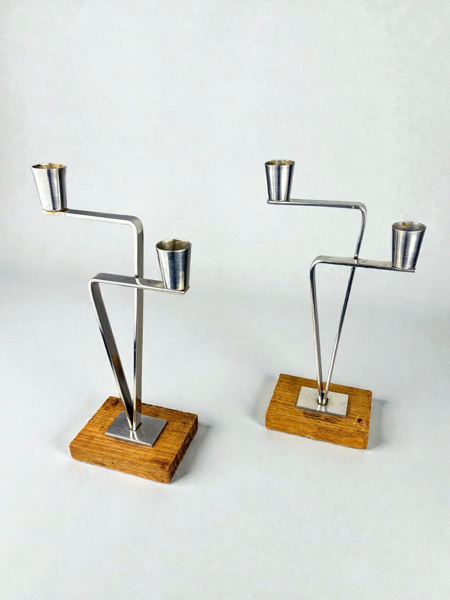 Paire de bougeoirs scandinaves à 2 bras – acier inoxydable et palissandre, Danemark années 1970
