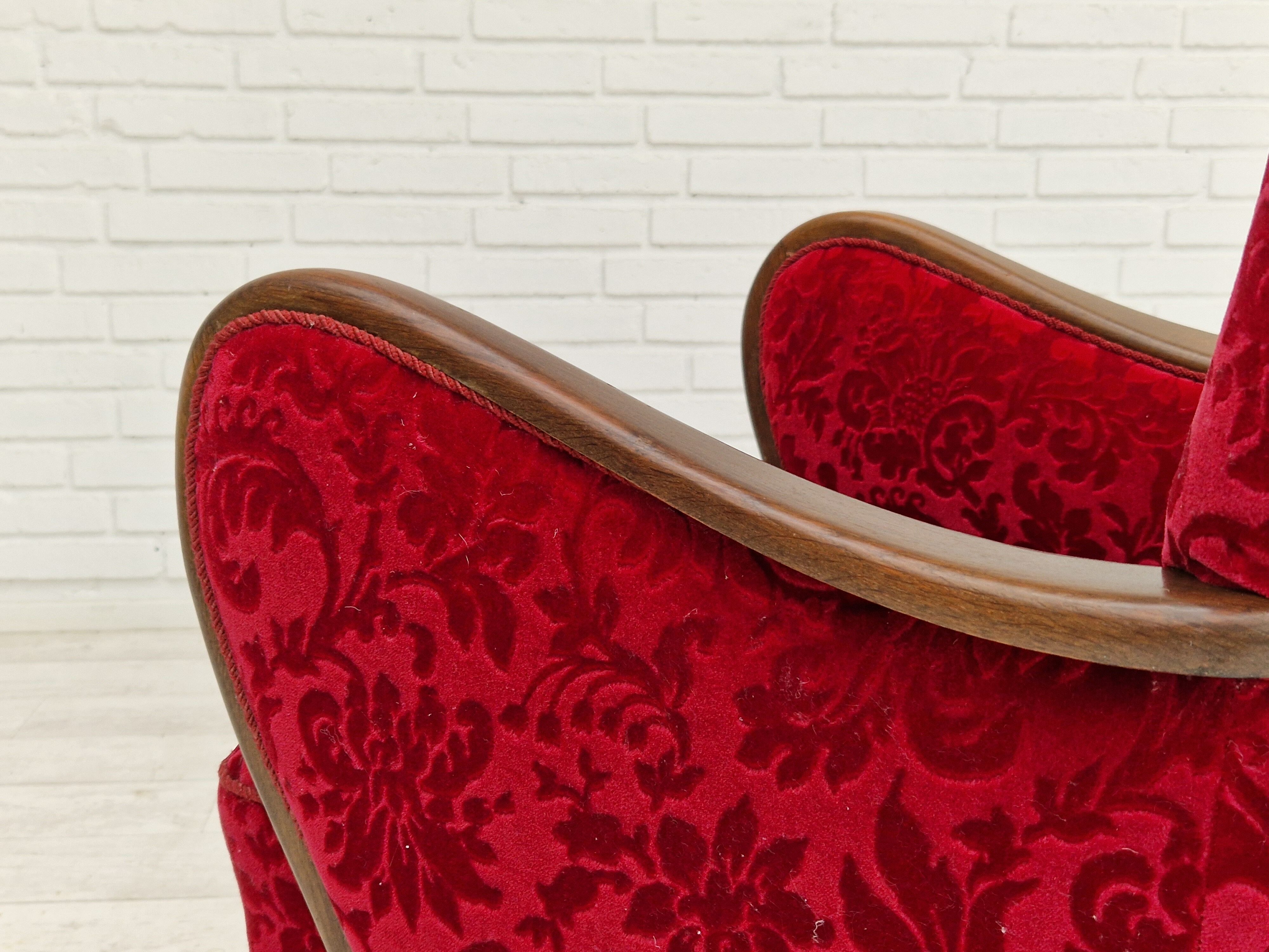 Années 1960, design danois, fauteuil en tissu rouge cerise, très bon état d’origine.
