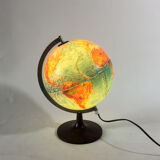 Globe terrestre scandinave avec éclairage