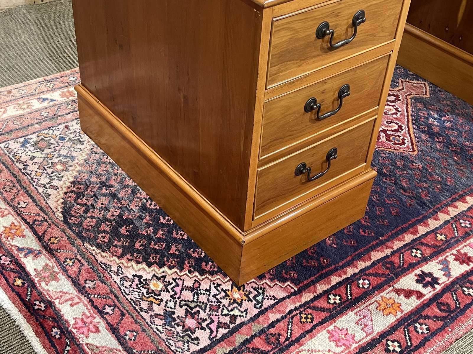 Bureau plat à caissons anglais des années 1950 en if