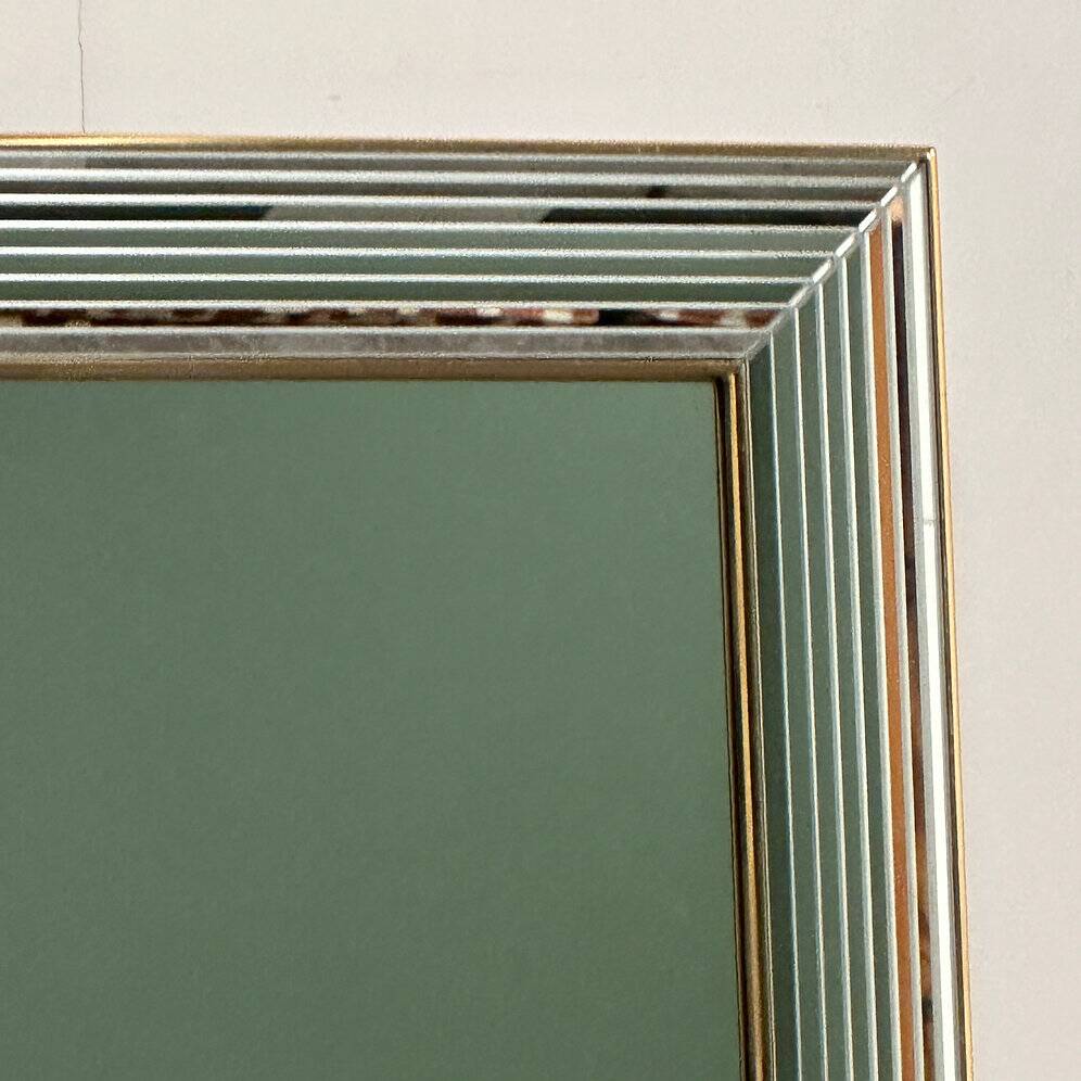 Miroir « Disco » DeKnudt des années 1980, avec cadre biseauté à plusieurs niveaux et bordure dorée.