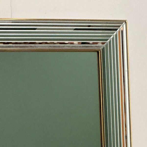 Miroir « Disco » DeKnudt des années 1980, avec cadre biseauté à plusieurs niveaux et bordure dorée.