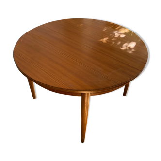 Extendable teak round table