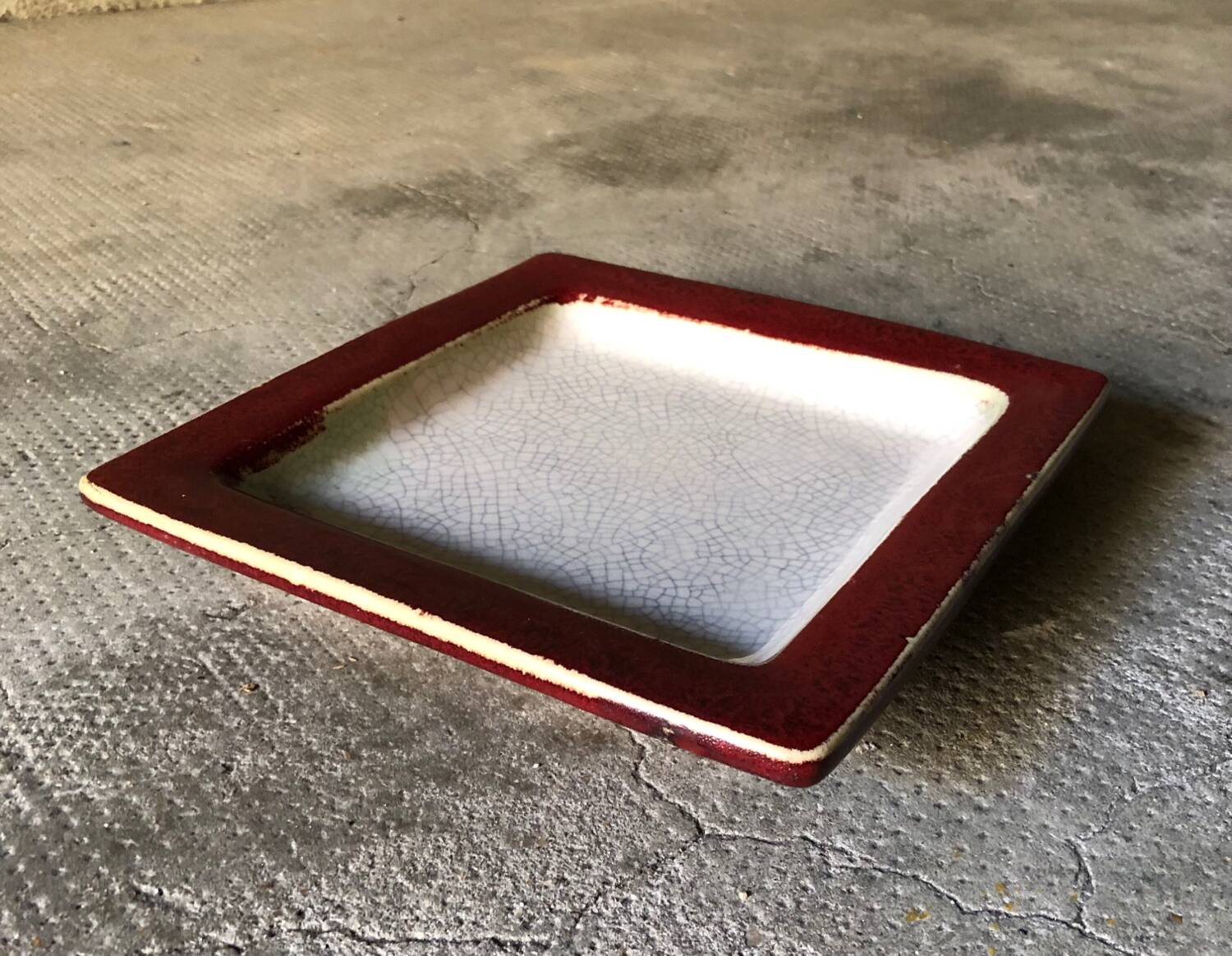 Cracked ceramic bowl or empty pocket