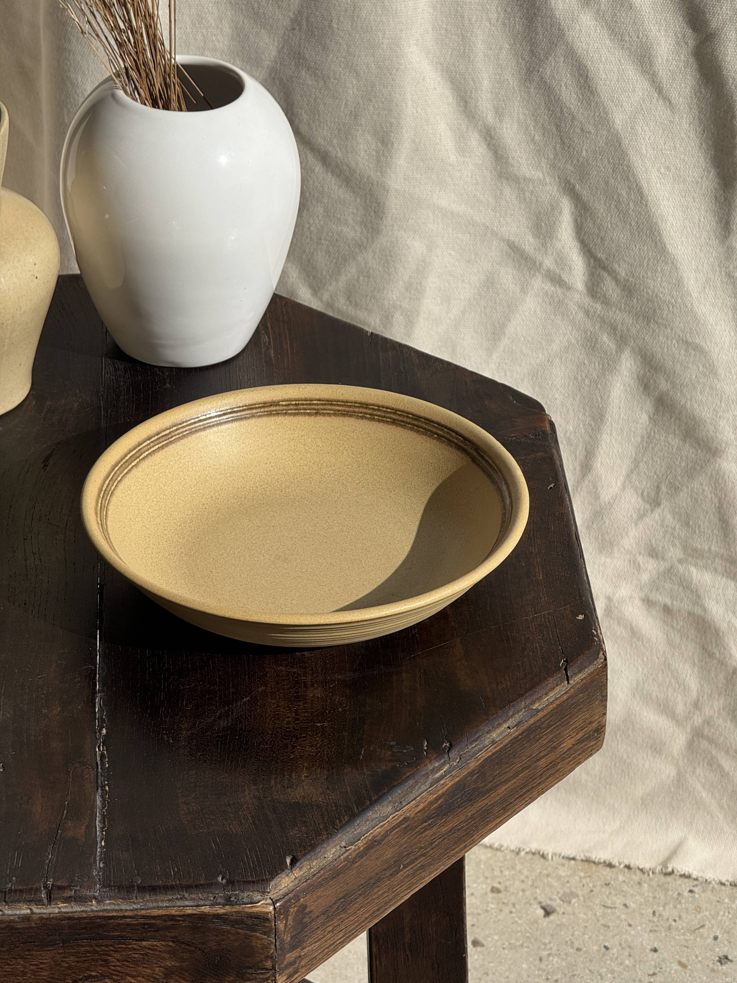 Lot de 2 assiettes creuses en grès liseré brun et marron D21,5