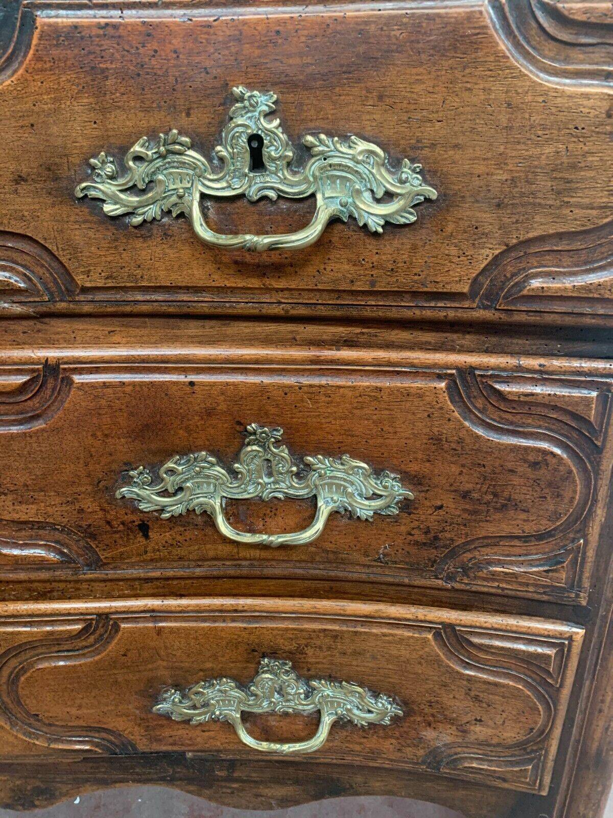 Commode Louis XIV en noyer massif XVIII siècle