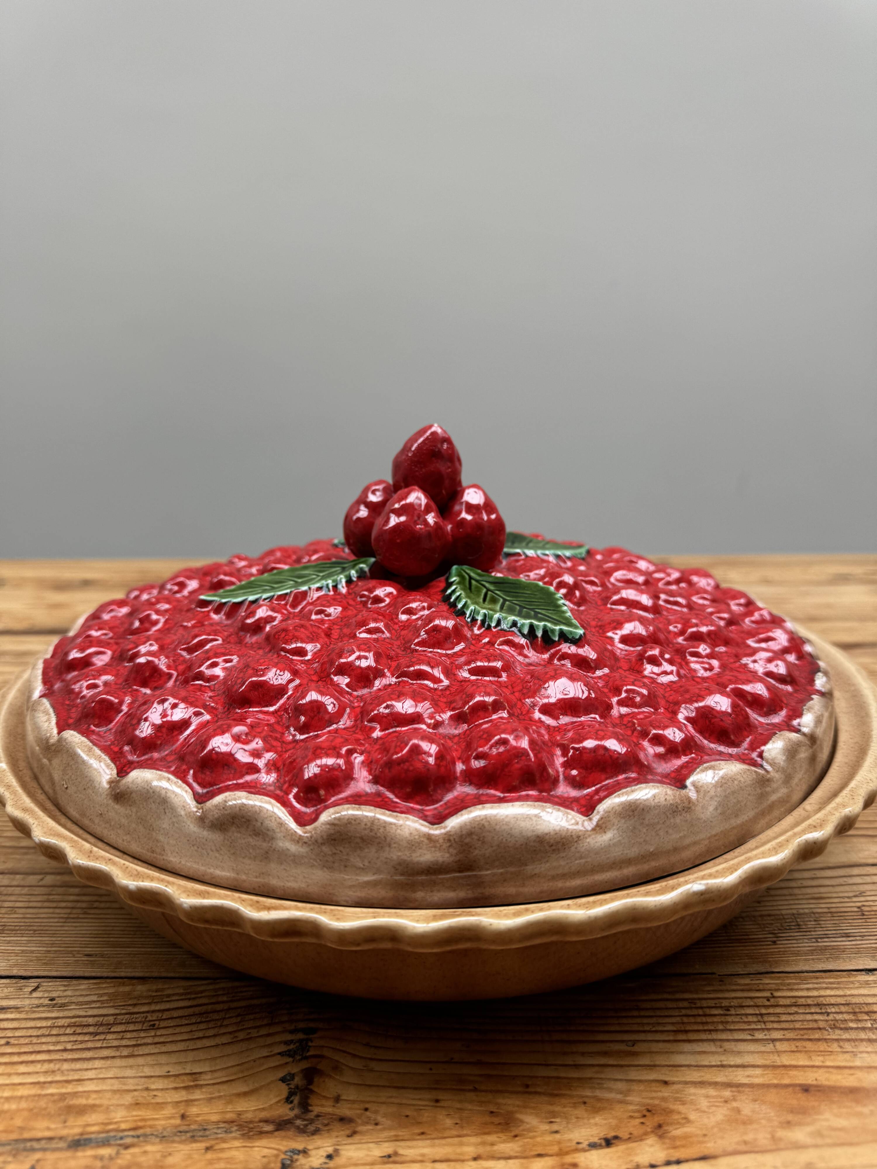 A trompe l’oeil strawberry pie dish