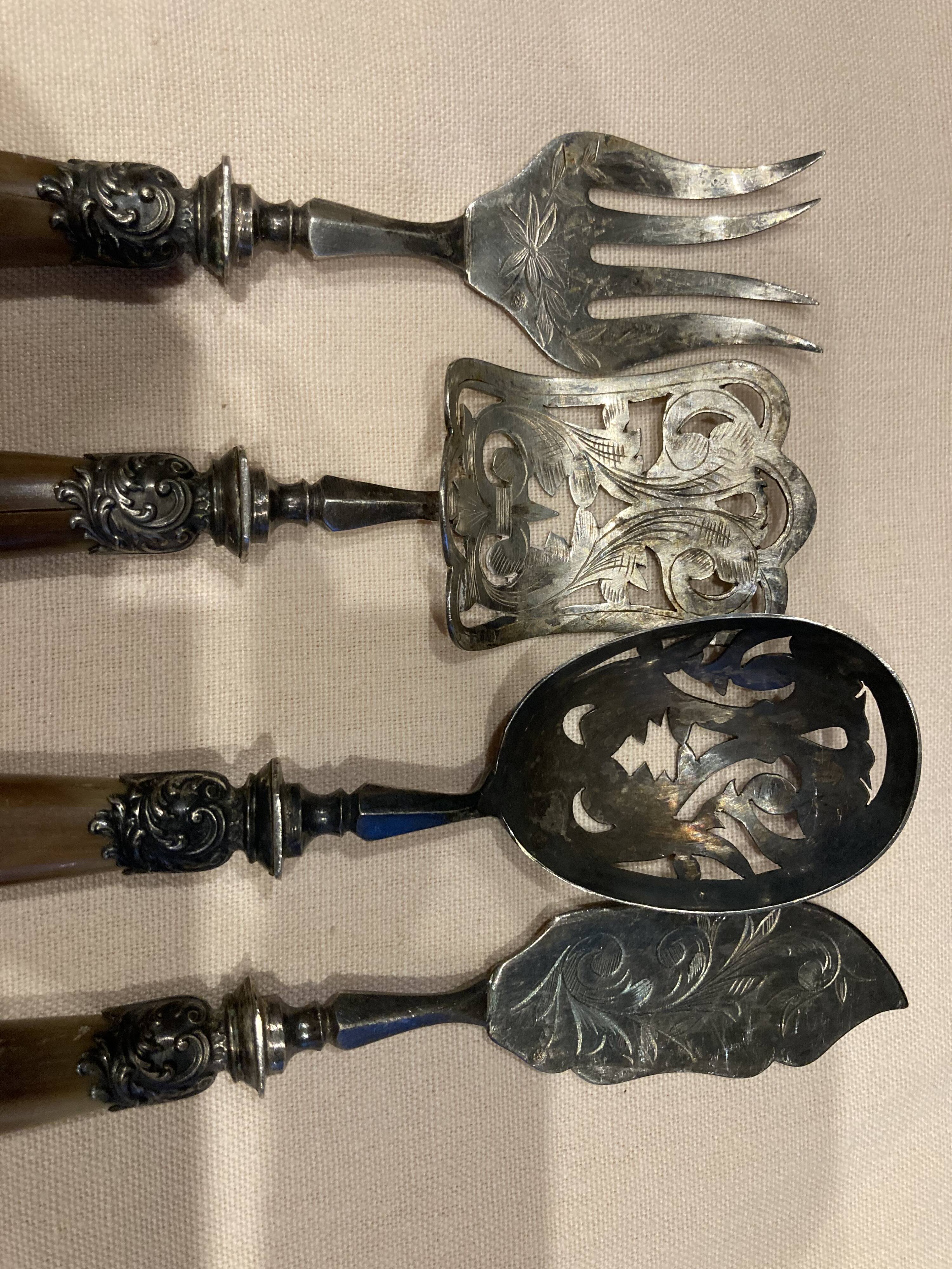 6 dessert knives + serving cutlery with horn handle