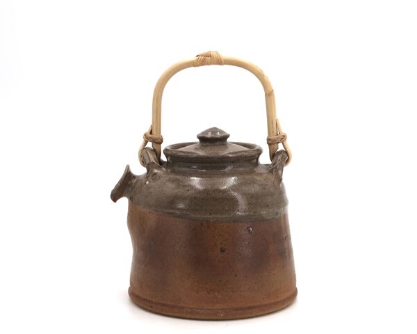 Théière en grès de Pierre Digan avec anse en bambou, La Borne années 60