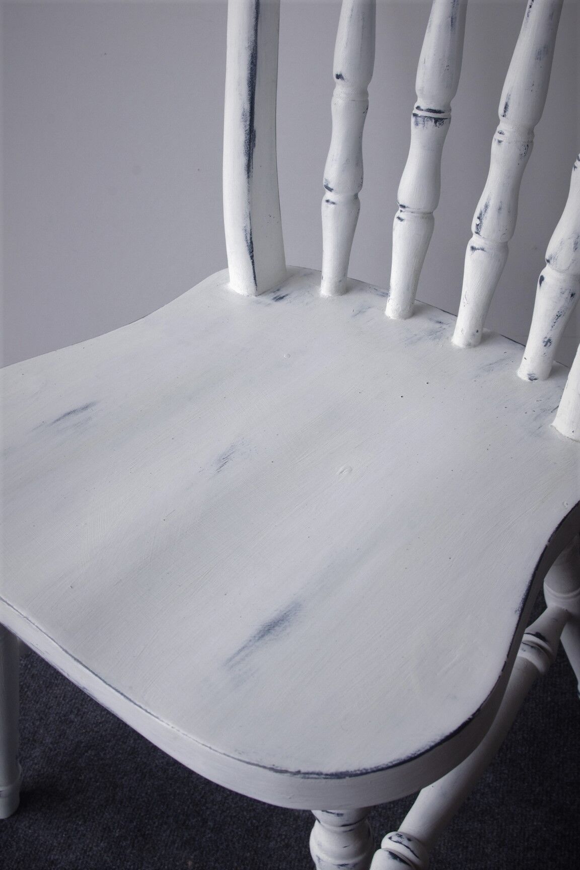 Chaise en bois blanc
