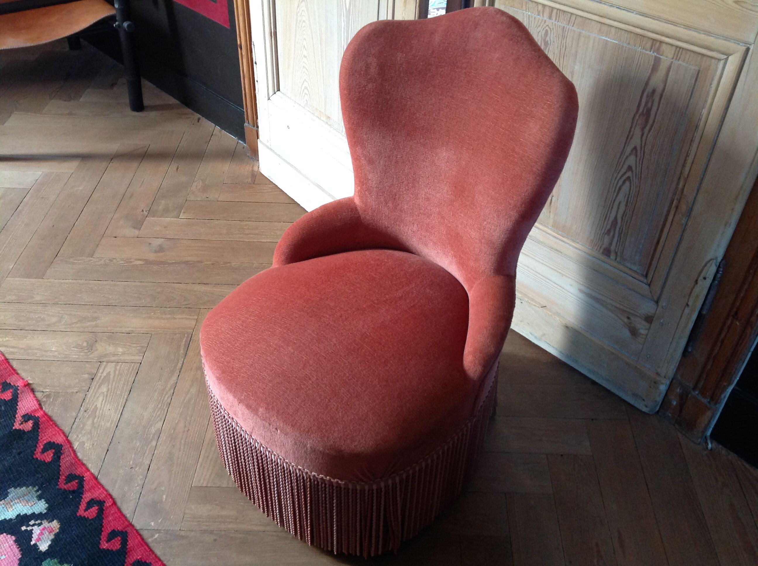 Pink velvet toad chair