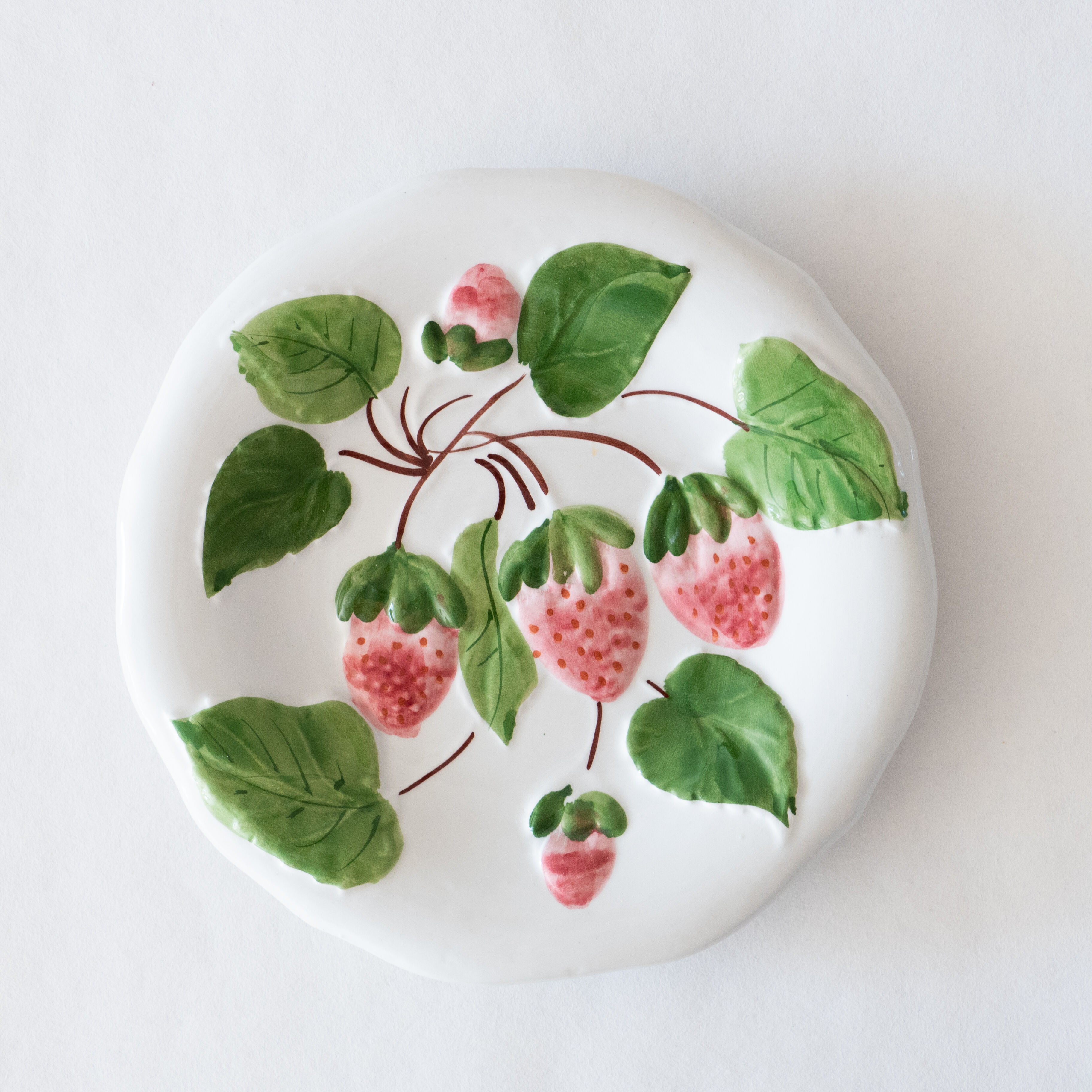 4 vintage plates in slurry fruit decoration