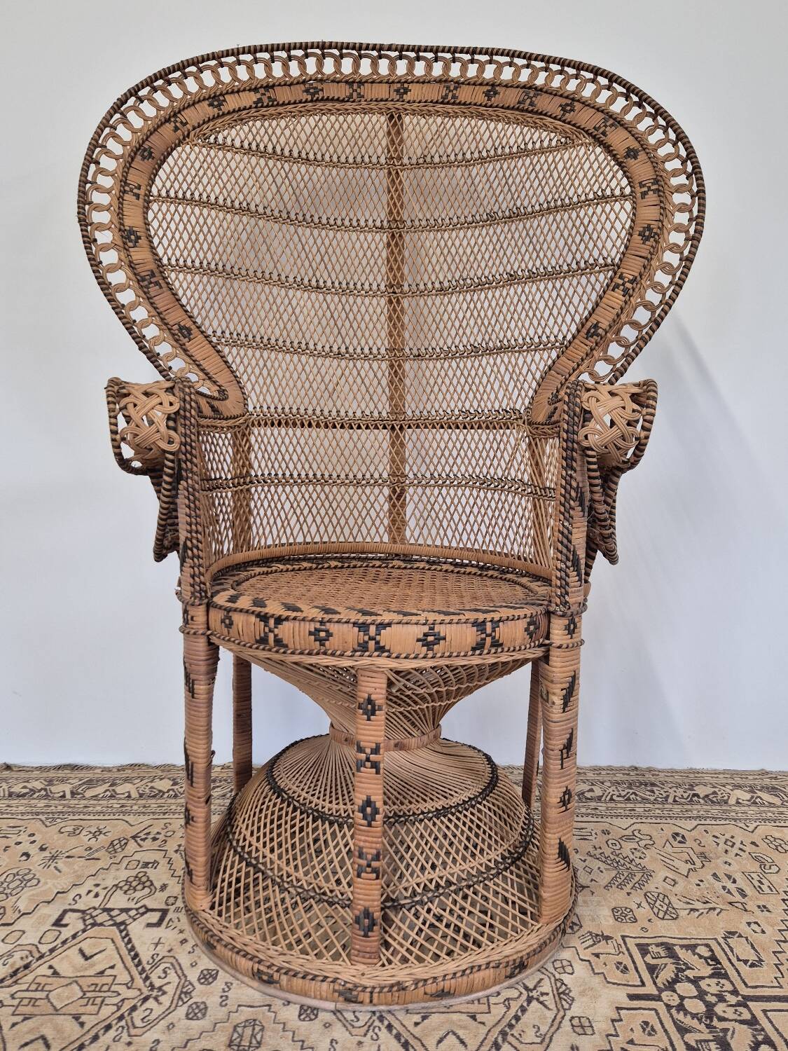 Fauteuil Emmanuelle "Peacock" vintage en rotin