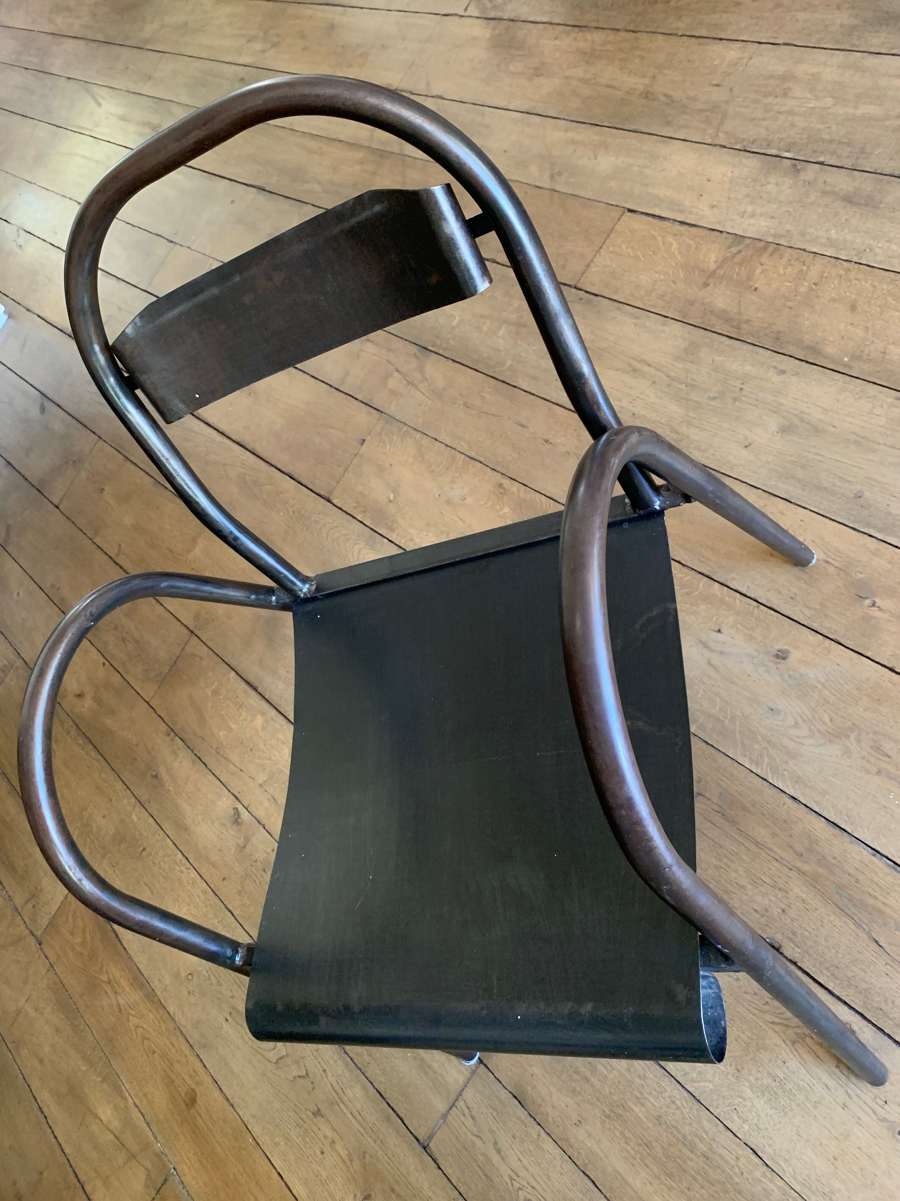 Industrial chair with rounded armrest spout