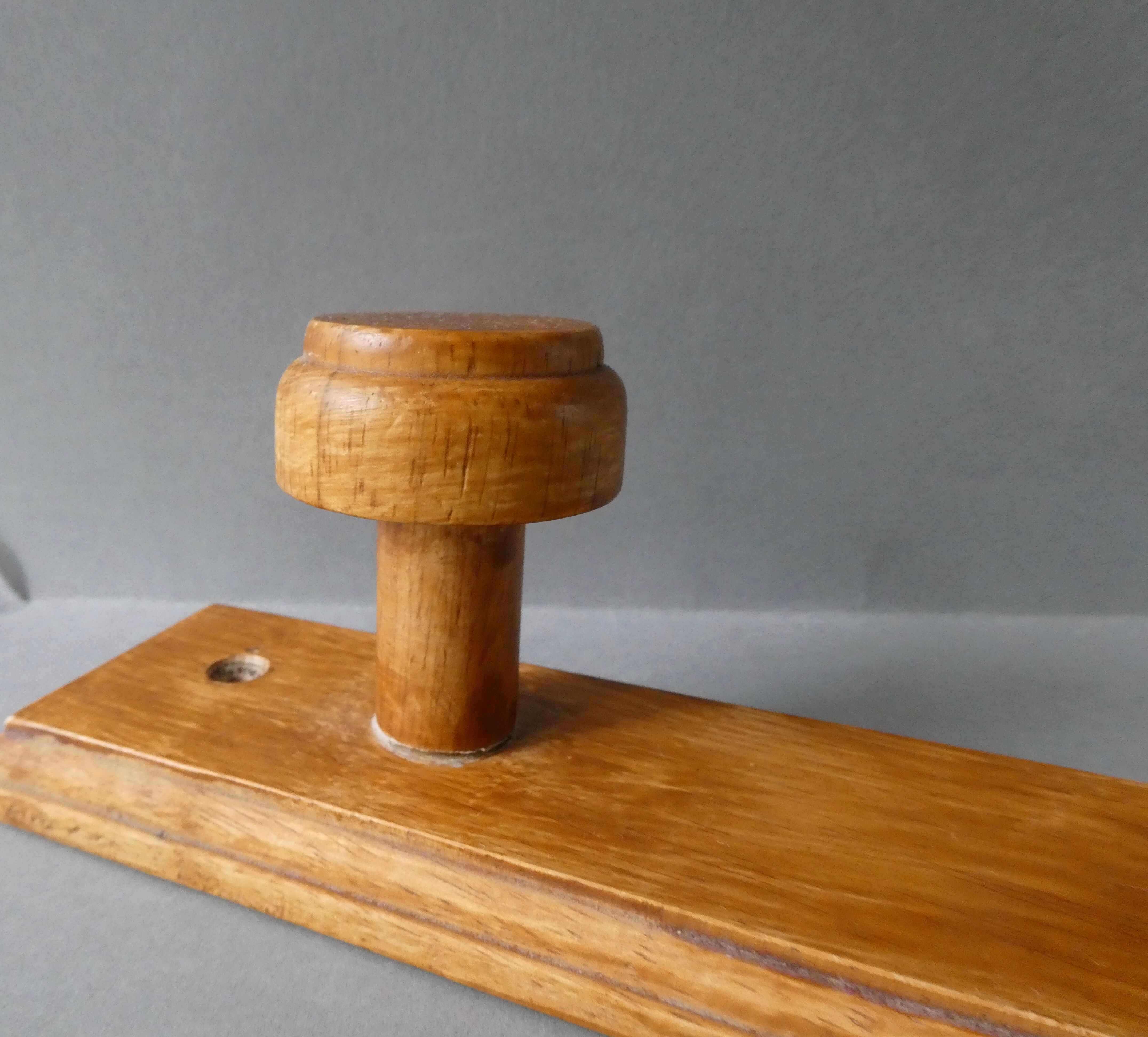 3-waddle wall doorower made of solid wood