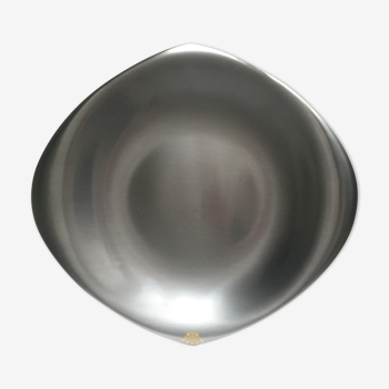 Round plate in brushed metal