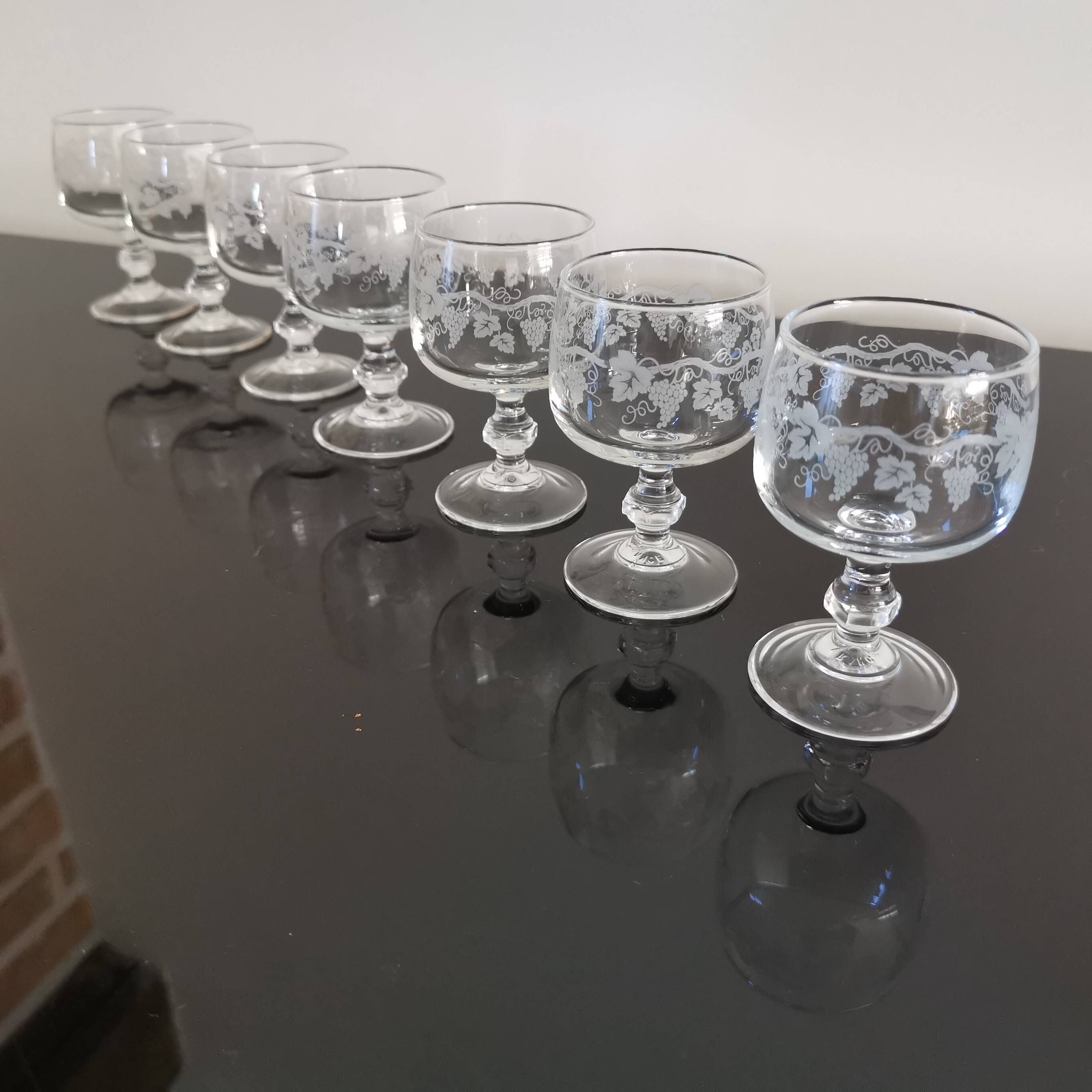 Set of 7 port glasses on crystal legs decorated with grapes and vine branches Luminarc
