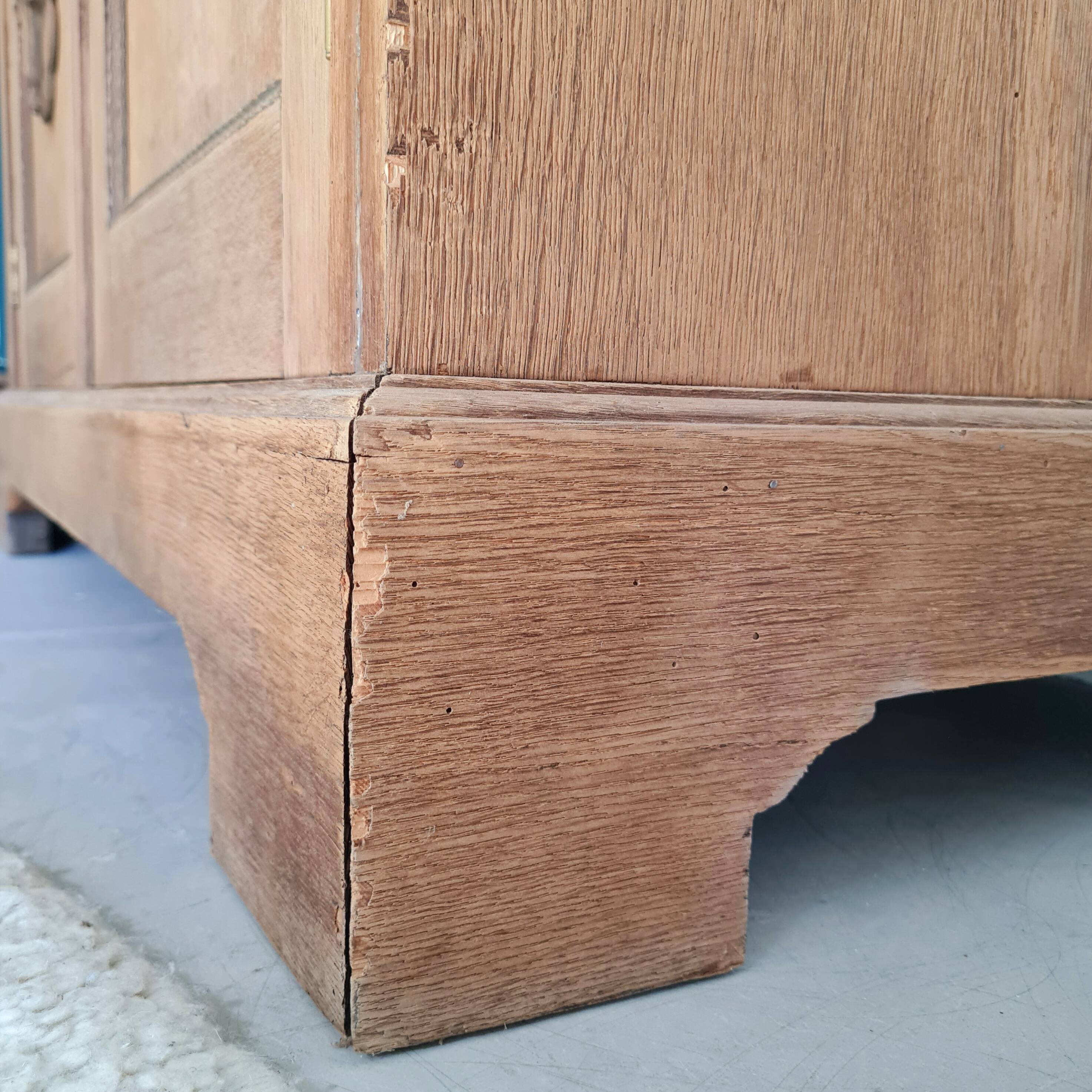 Buffet ancien en bois brut et 2 portes médaillons sculptées