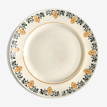 Assiette montée en faïence à décor