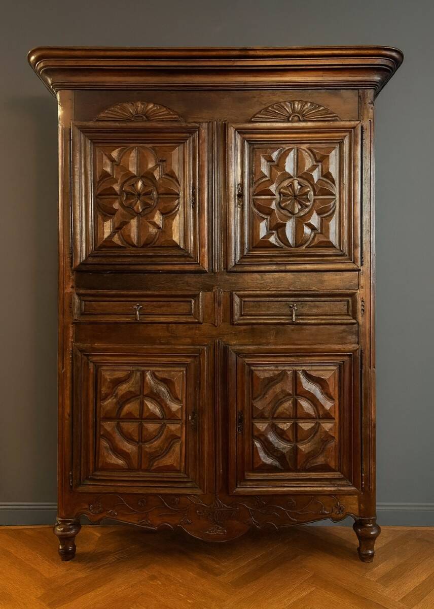 four-panel cabinet from the 18th century in solid walnut