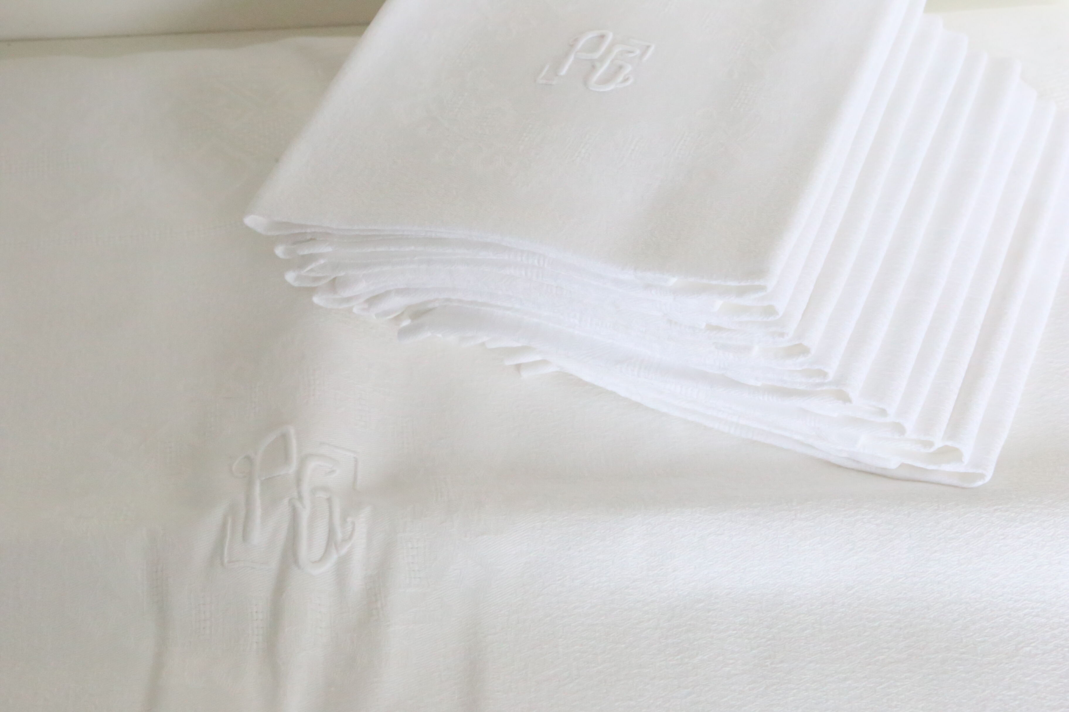 Rectangular damask cotton case and its 11 towels, PG monogram, vintage