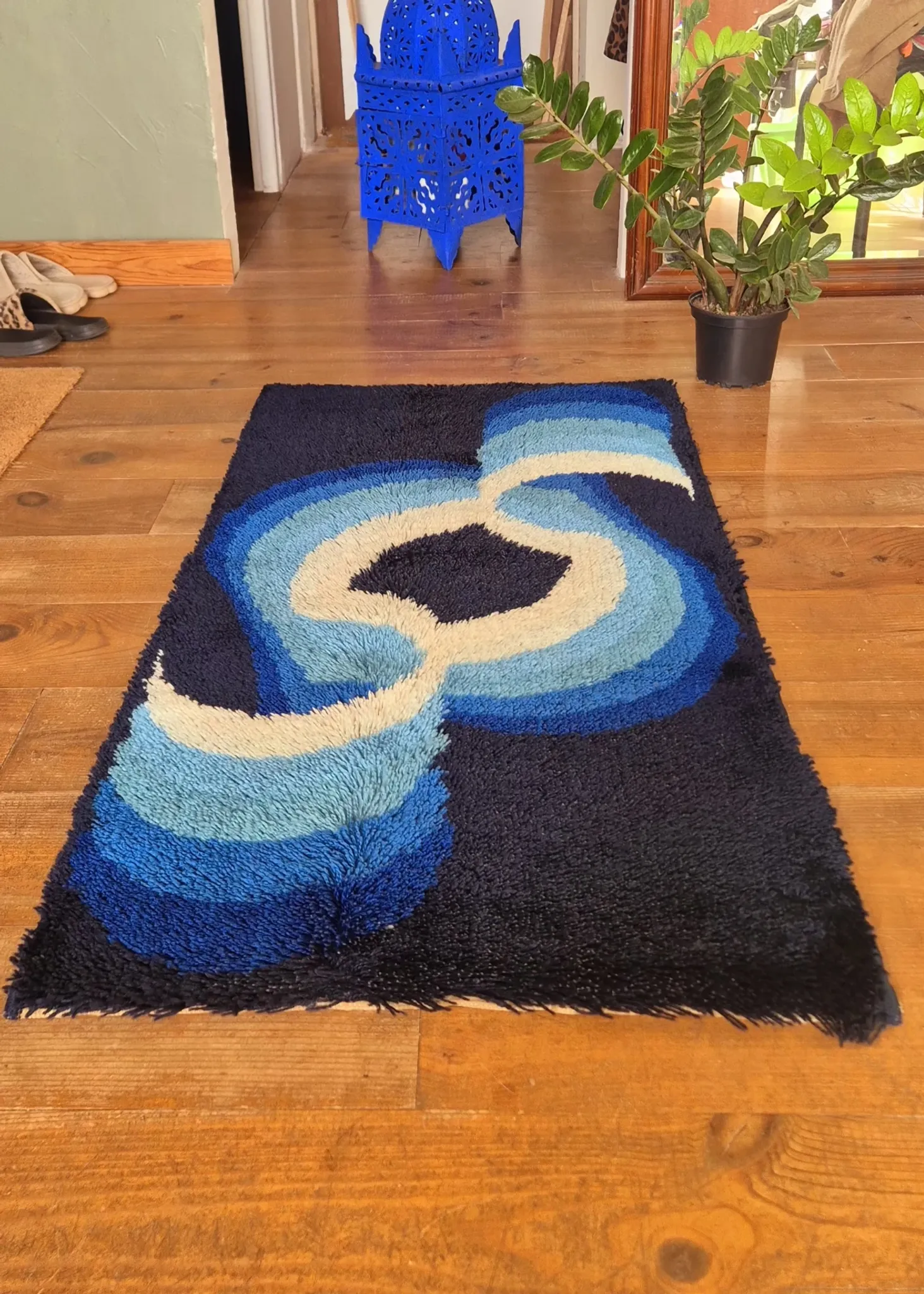 Vintage blue Space Age carpet from the 1970s in long pile wool.