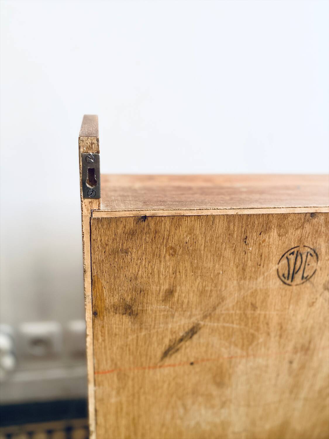 Small secretary desk to hang.