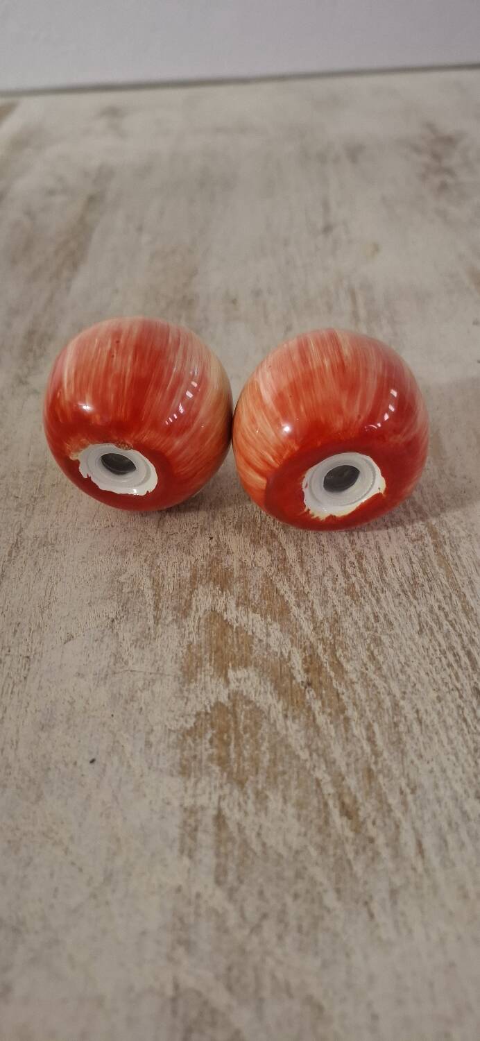 Apple salt and pepper shakers