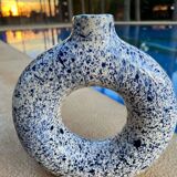 Round varnished flower vase