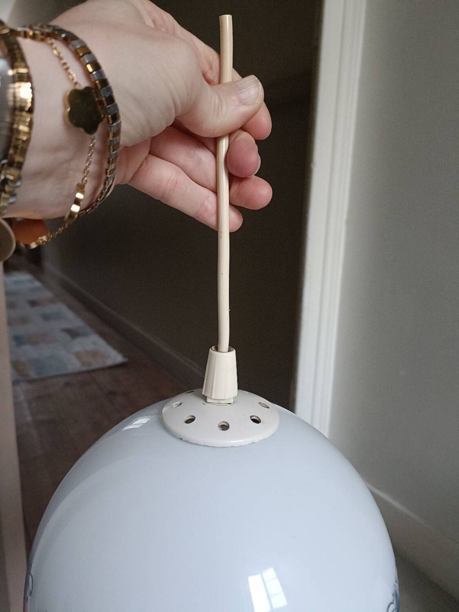 Suspension, boule de bain en opaline