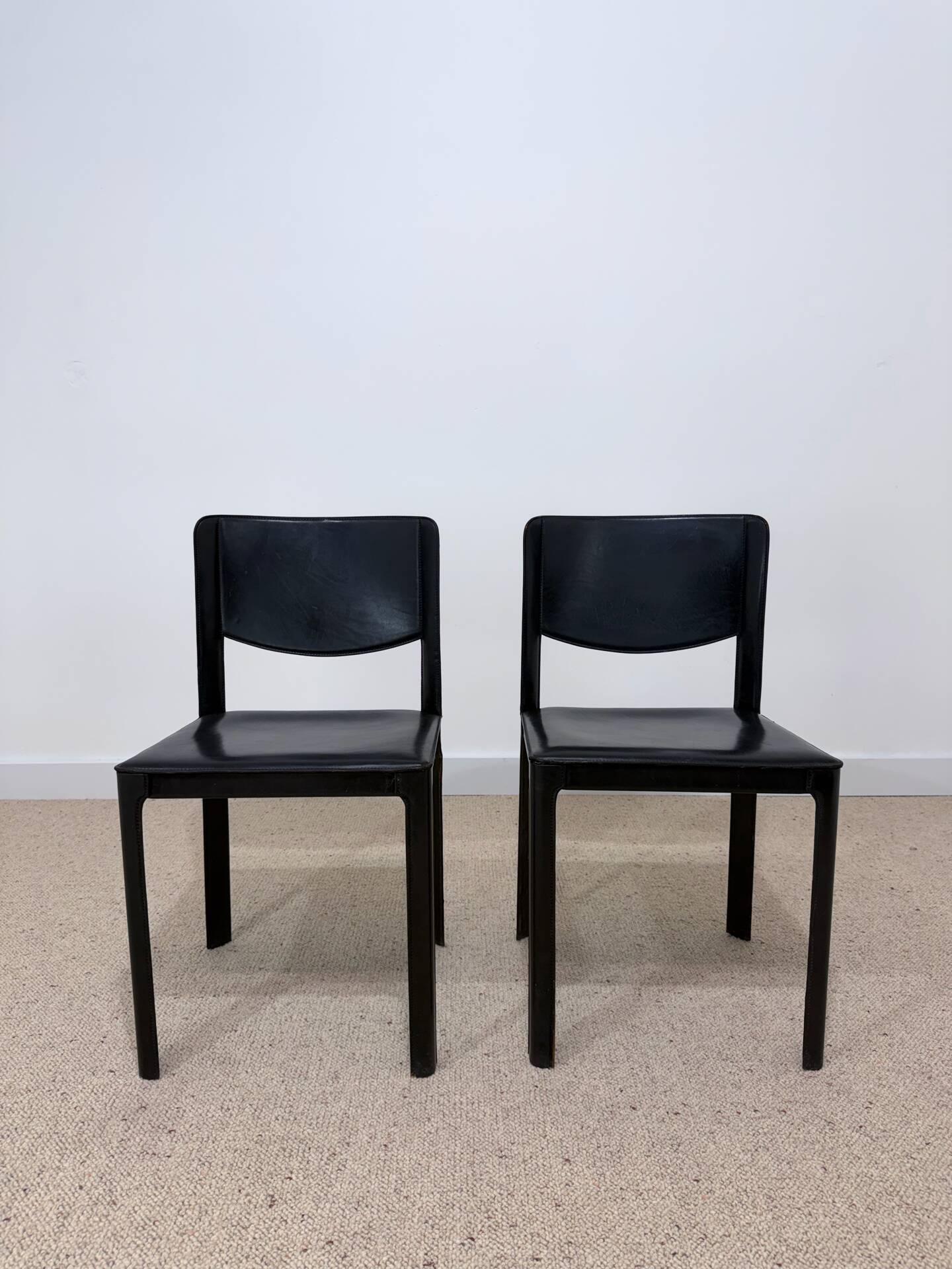 Pair of Matteo Grassi chairs in black leather – Italian design
