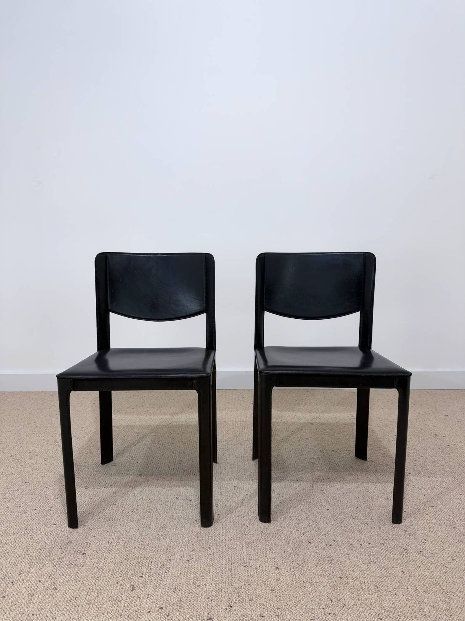 Paire de chaises Matteo Grassi en cuir noir – Design italien