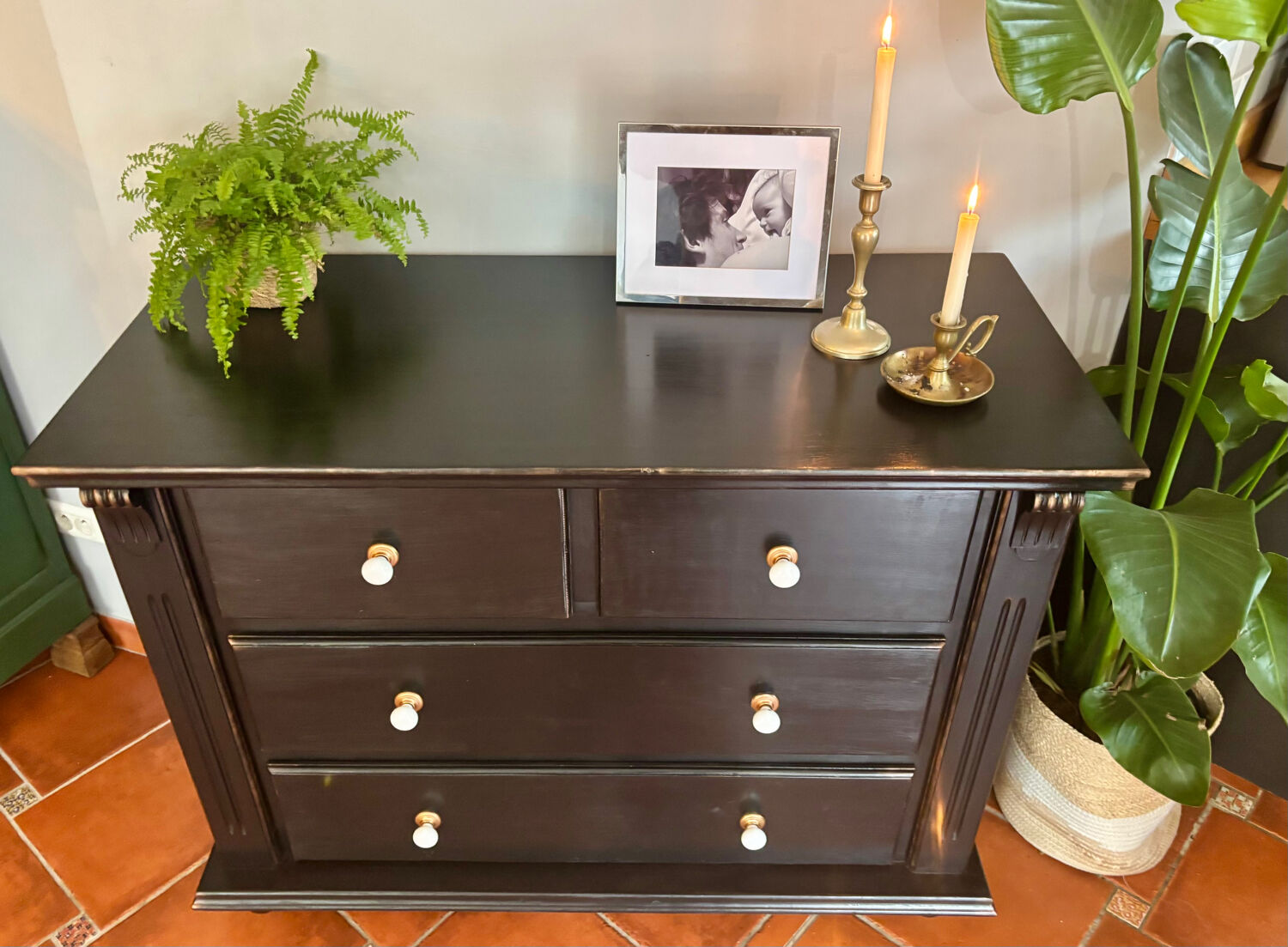 Commode vintage noir en pin peinte à la main