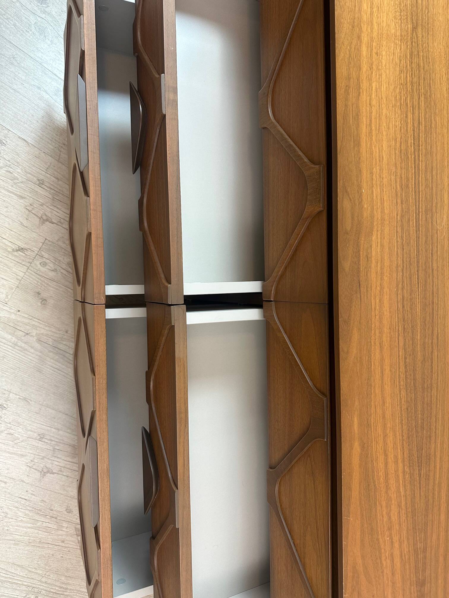 Contemporary chest of drawers