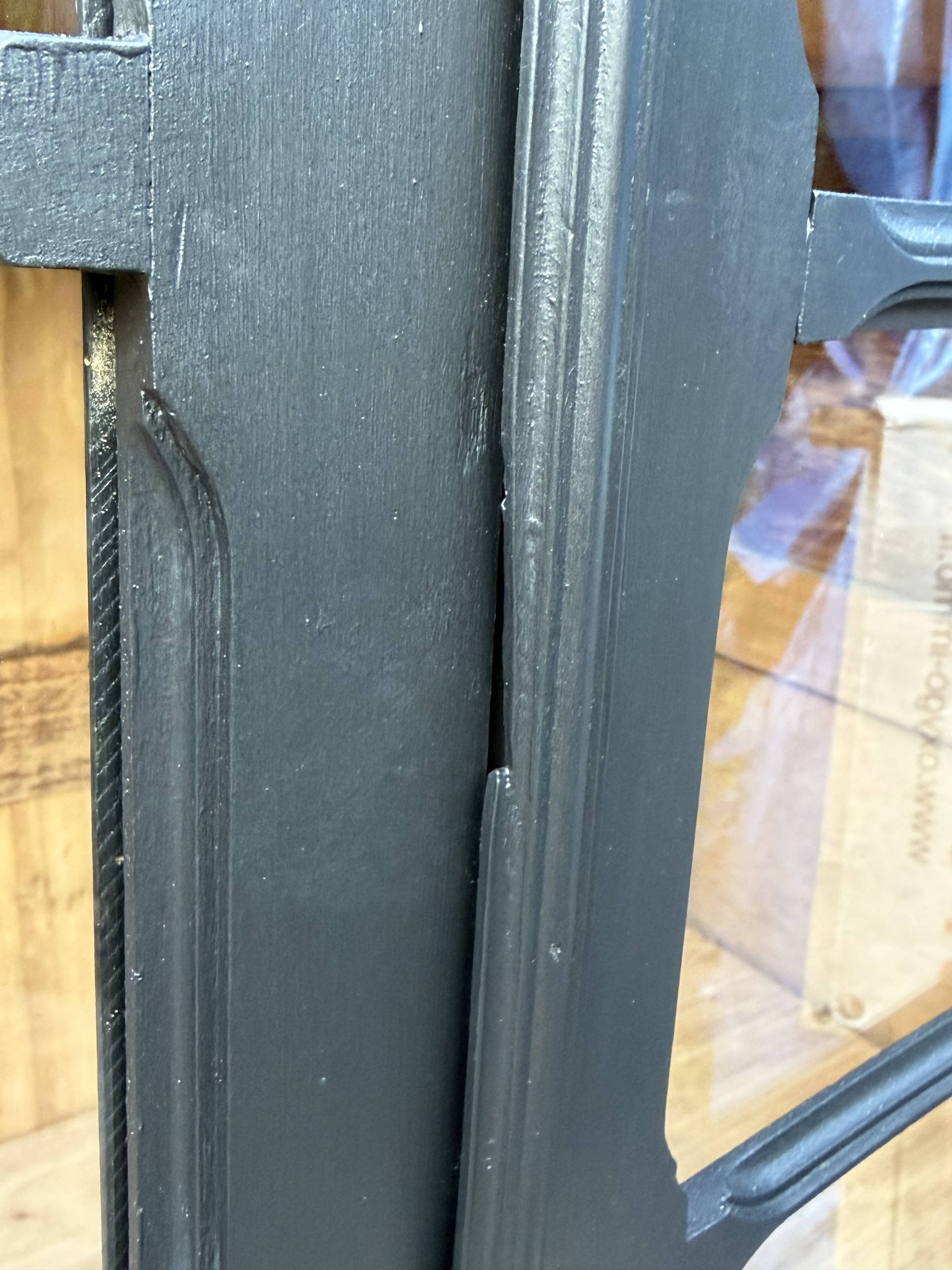 Armoire parisienne noire vitrée rénovée