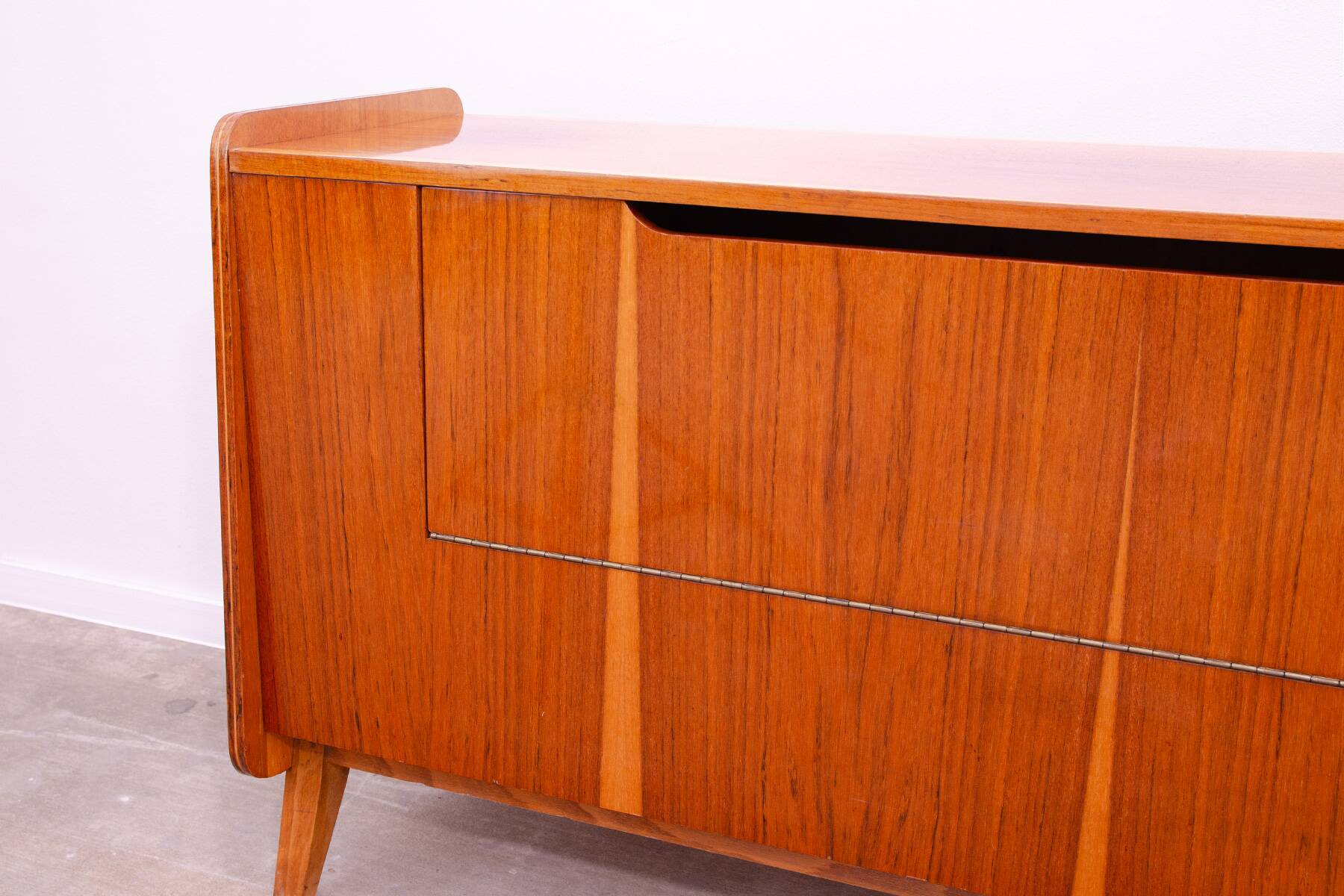 Commode moderne du milieu du siècle en noyer par František Jirák, années 1960, Tchécoslovaquie