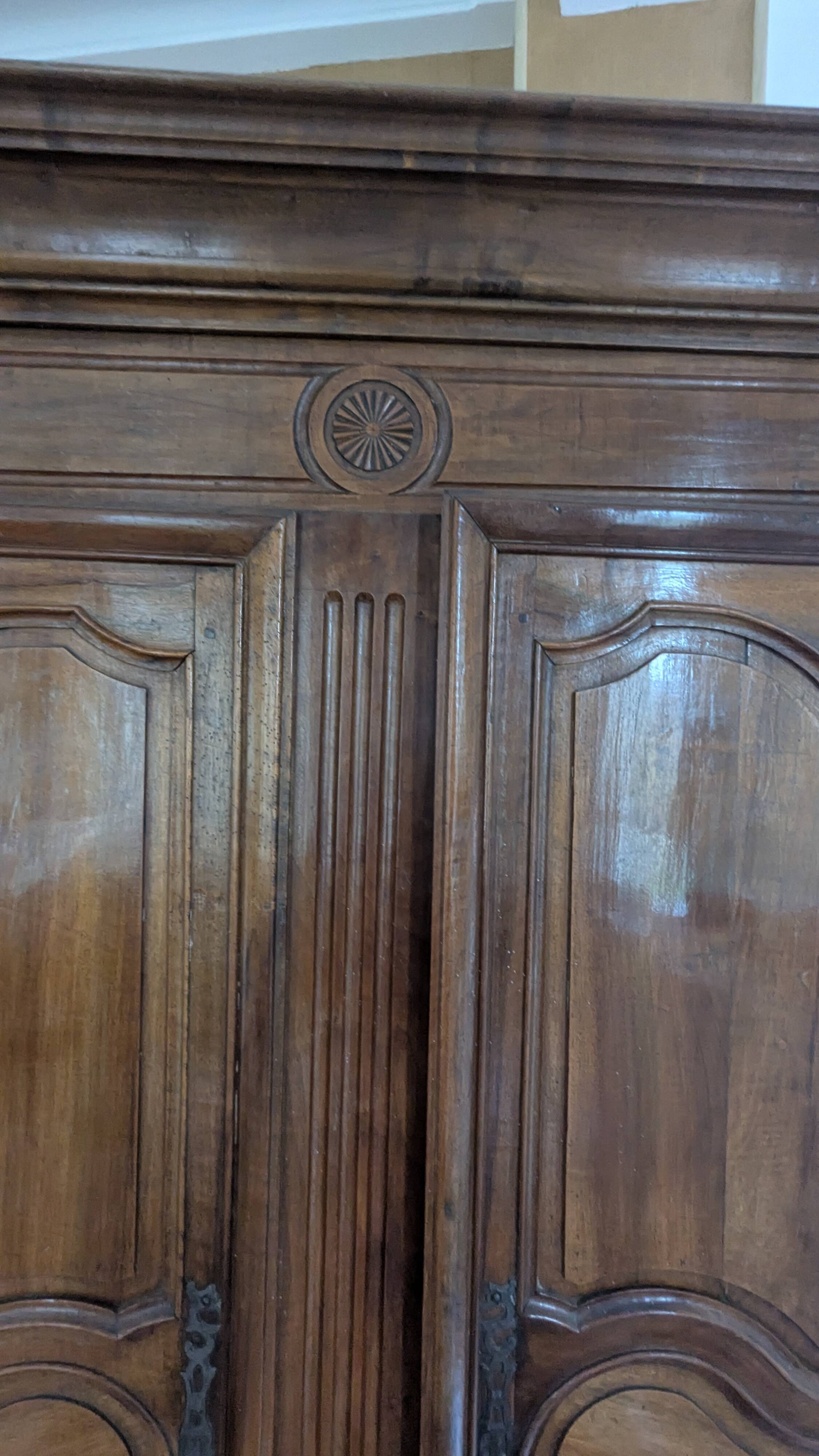 Armoire époque style Louis XV -Louis XVI en noyer