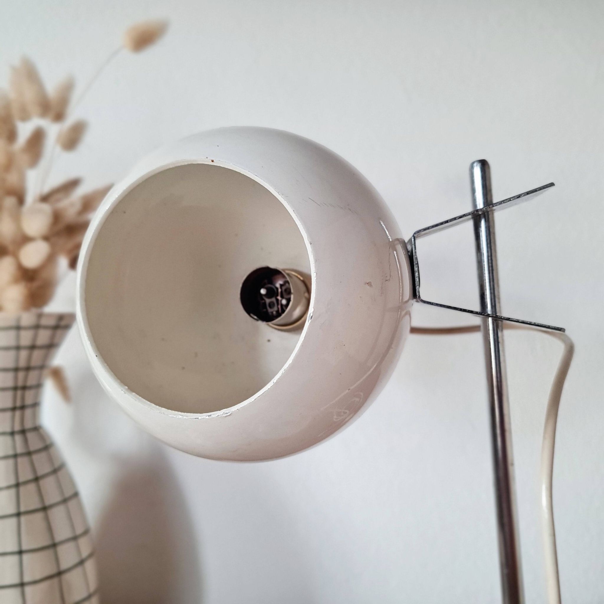 Small vintage Space Age desk lamp in white metal, 1970s design.
