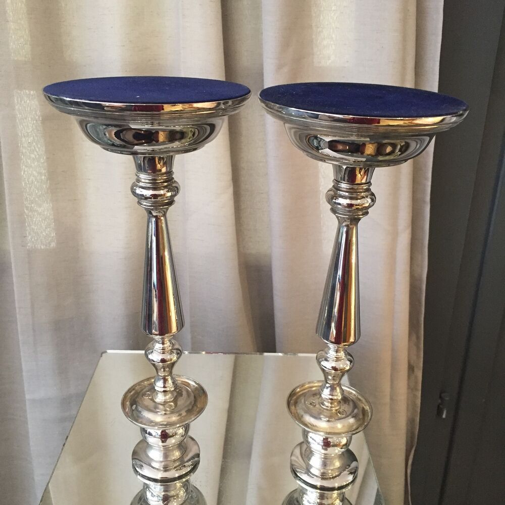 Pair of candle holders in sober and elegant silver metal