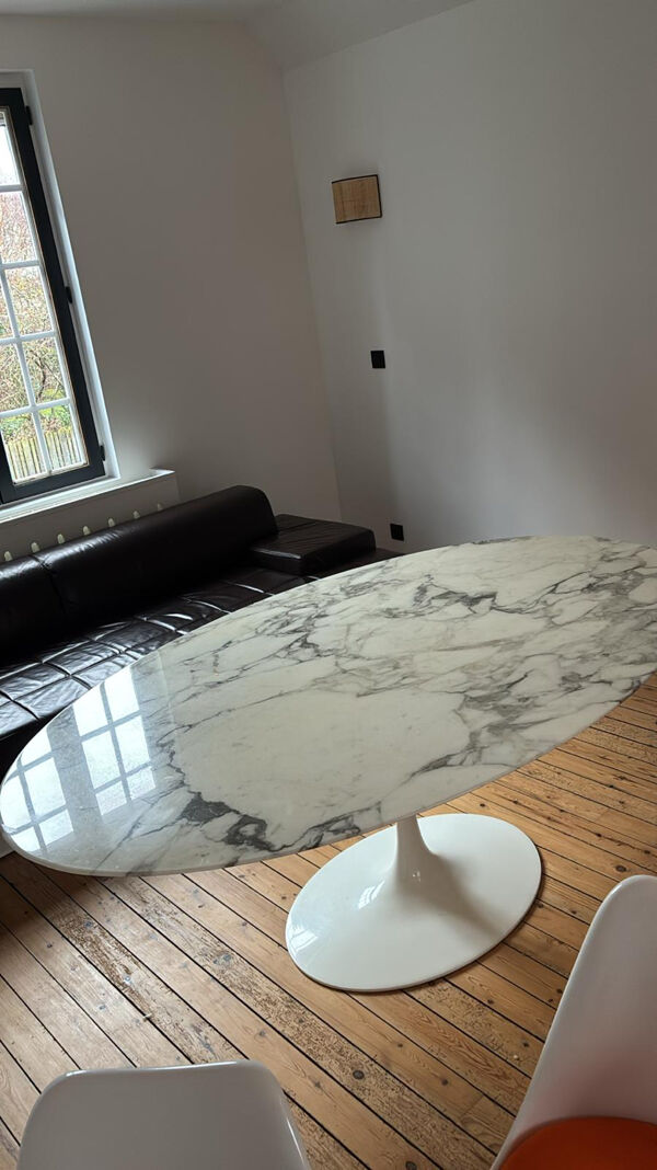 Table Saarinen Knoll marbre ovale et 4 chaises Tulip — ensemble certifi