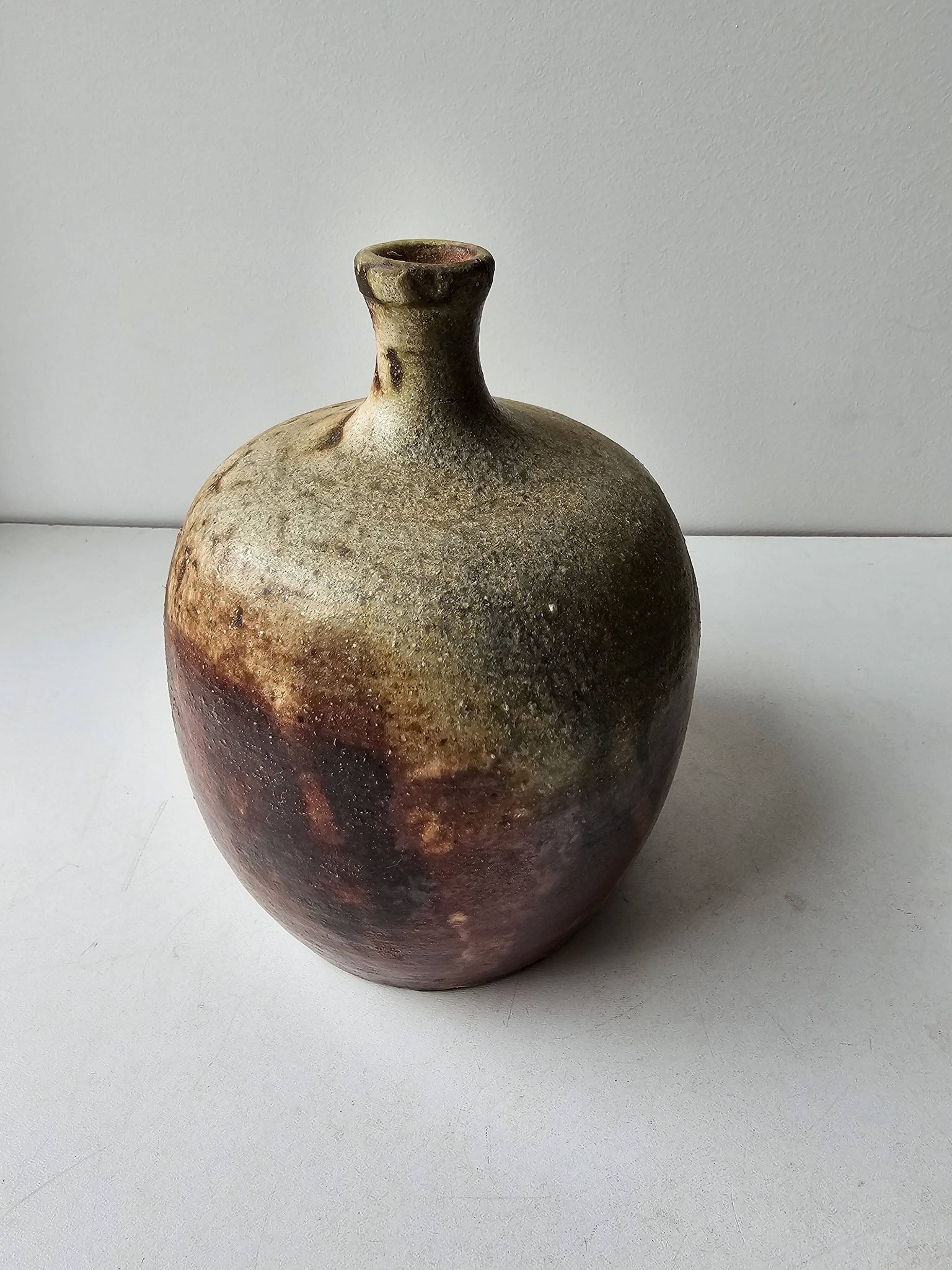 Vase boule en céramique signé Anthony Pitot